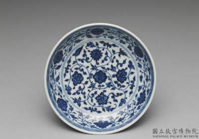 图片[3]-Dish with Indian lotus scrolls in underglaze blue, Qing dynasty, Qianlong reign (1736-1795)-China Archive